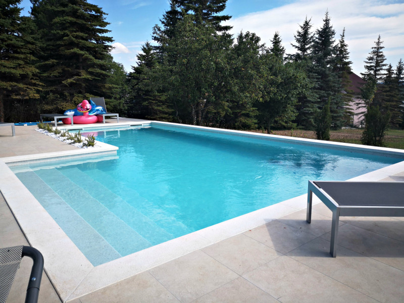 Luksuzni bazen Livno sa šorokim stepenicama