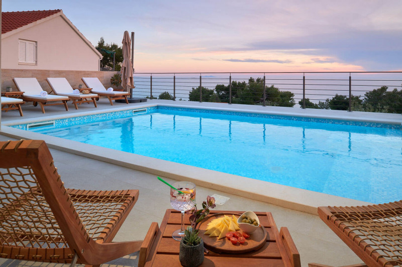 Otok Hvar bazen s pločicama hrana