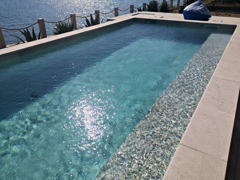 Pag žuboreća plaža s mlaznicama u bazenu