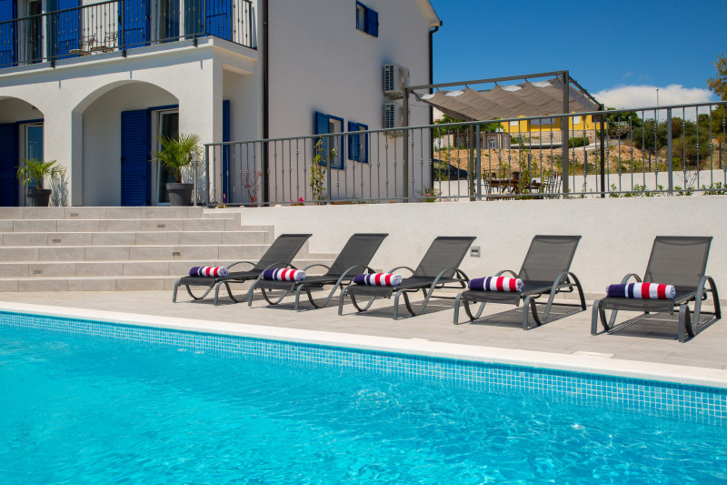Villa Zečevo Bazen po danu