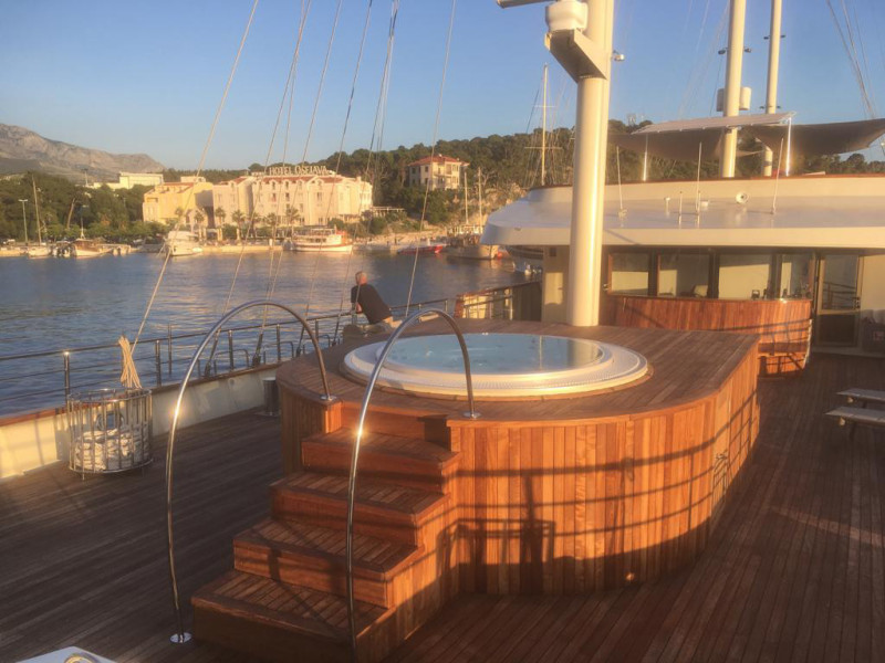 Preljevni jacuzzi na brodu